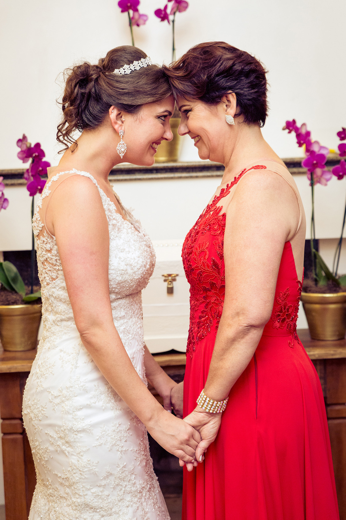 Mãe e filha no dia mais feliz da filha. Fotografia de Eduardo Pasqualini, fotógrafo de casamentos e ensaios em Rio do Sul, Santa Catarina.
