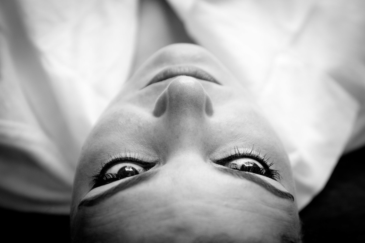 Olhar da noiva Djenifer. Fotografia de Eduardo Pasqualini, fotógrafo de casamentos e ensaios em Rio do Sul, Santa Catarina.