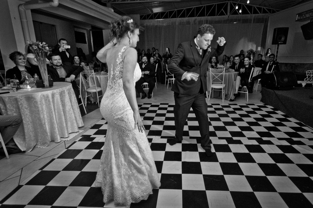 Começou a festa, com performance dos noivos. Fotografia de Eduardo Pasqualini, fotógrafo de casamentos e ensaios em Rio do Sul, Santa Catarina.