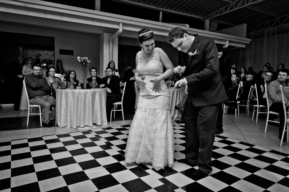 A dança retro e única dos noivos. Fotografia de Eduardo Pasqualini, fotógrafo de casamentos e ensaios em Rio do Sul, Santa Catarina.