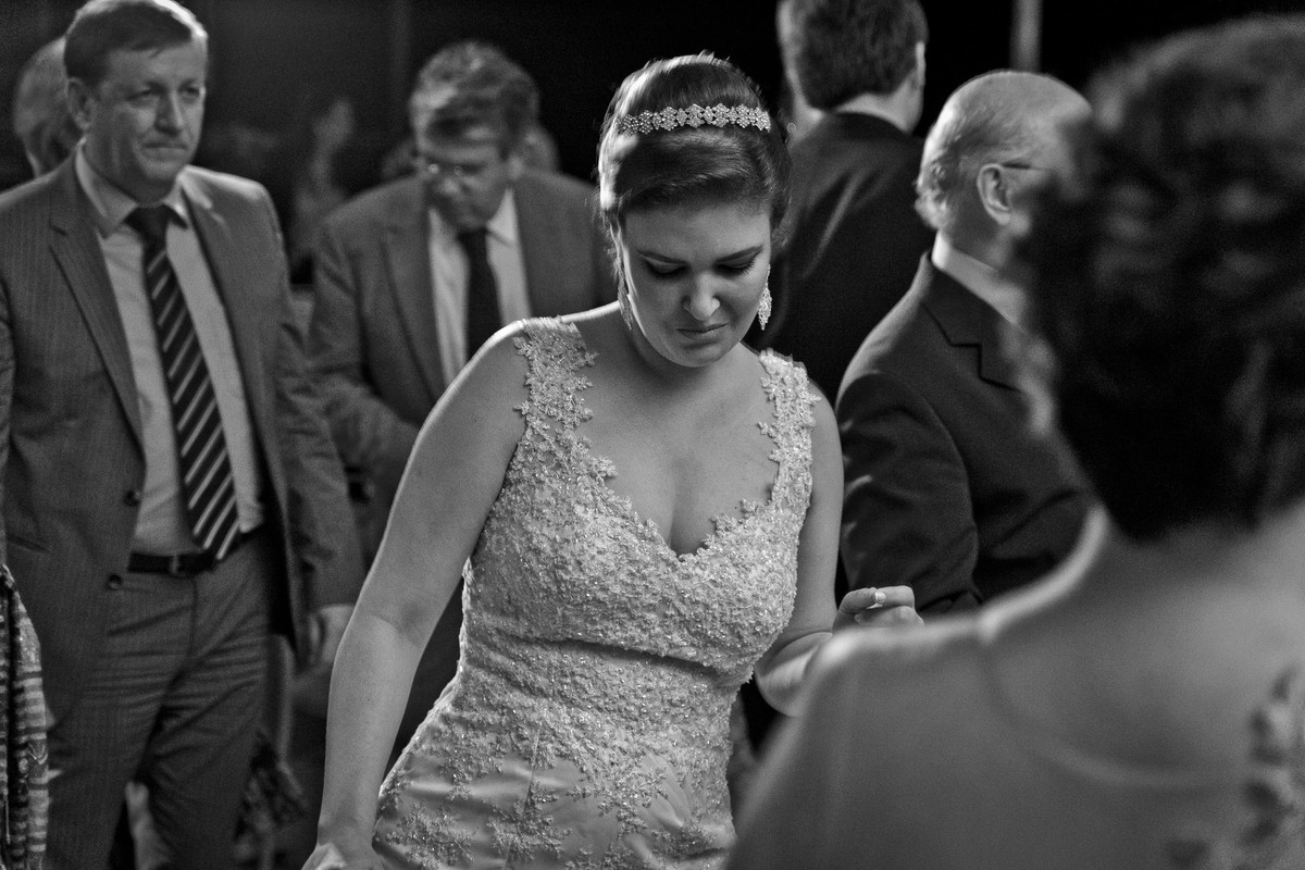 Balança de um lado para o outro, dançando, dançando. Fotografia de Eduardo Pasqualini, fotógrafo de casamentos e ensaios em Rio do Sul, Santa Catarina.
