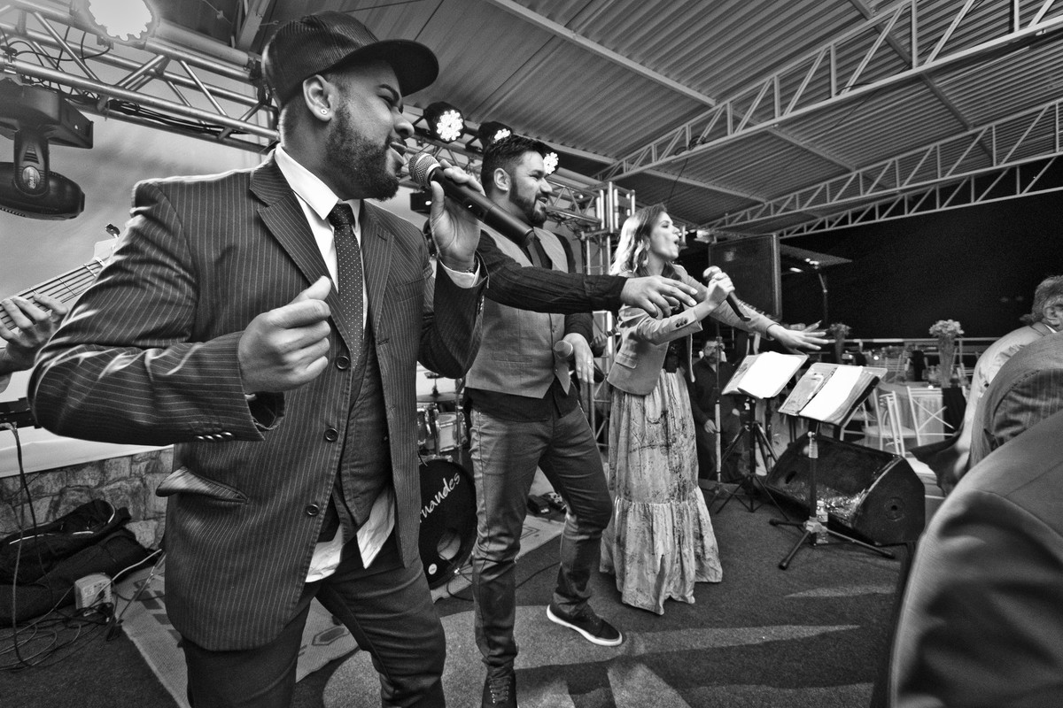 A banda jogou Rock na galera... e a galera adorou! Fotografia de Eduardo Pasqualini, fotógrafo de casamentos e ensaios em Rio do Sul, Santa Catarina.