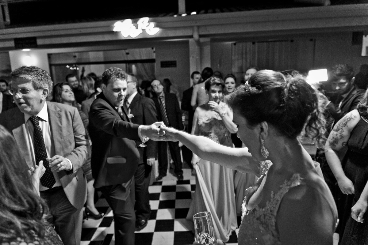 Pega na minha mão e vem dançar noiva. Fotografia de Eduardo Pasqualini, fotógrafo de casamentos e ensaios em Rio do Sul, Santa Catarina.