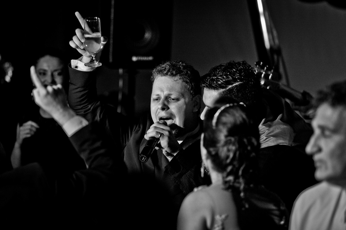 O noivo arriscou cantar também. Fotografia de Eduardo Pasqualini, fotógrafo de casamentos e ensaios em Rio do Sul, Santa Catarina.