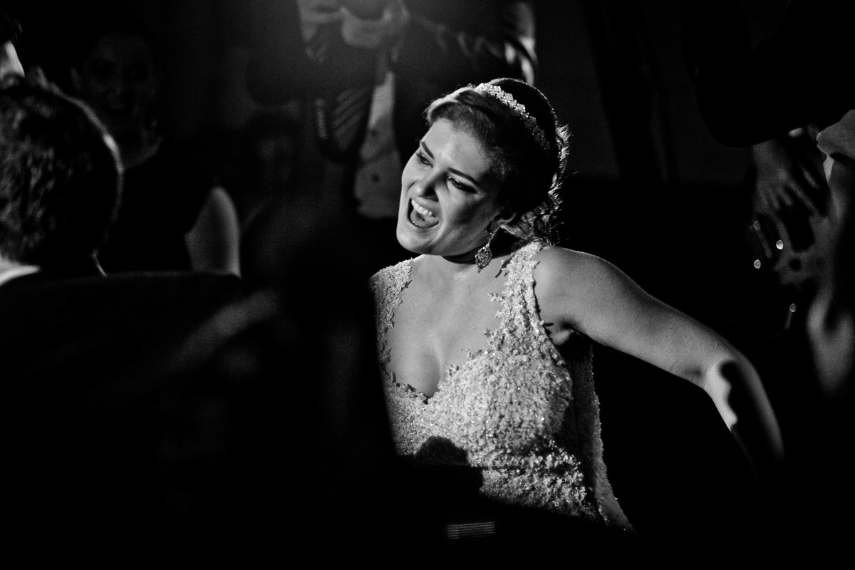 A noiva feliz a dançar. Fotografia de Eduardo Pasqualini, fotógrafo de casamentos e ensaios em Rio do Sul, Santa Catarina.