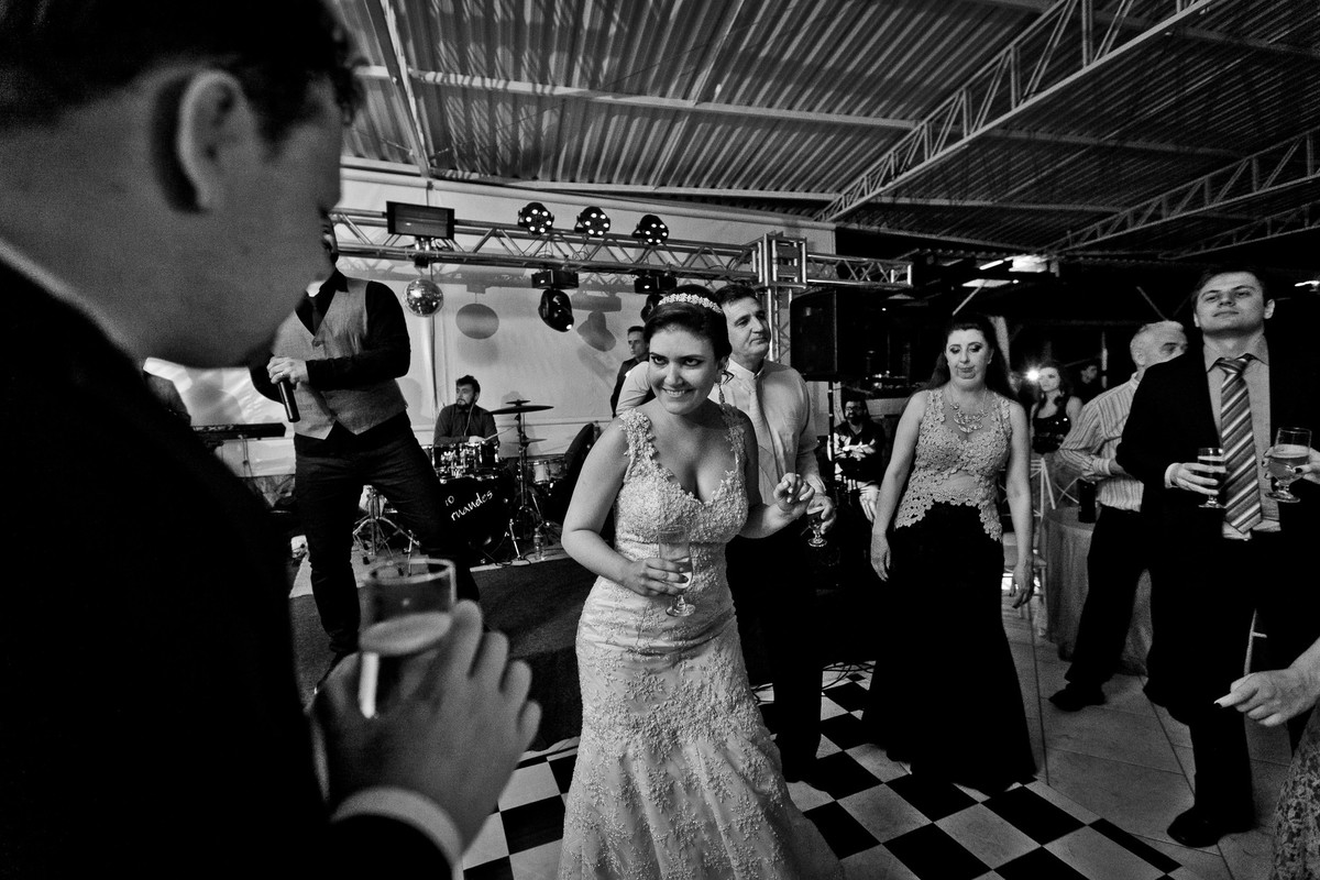 Festa super alegre e quente no casamento da Djenifer e gregório. Fotografia de Eduardo Pasqualini, fotógrafo de casamentos e ensaios em Rio do Sul, Santa Catarina.