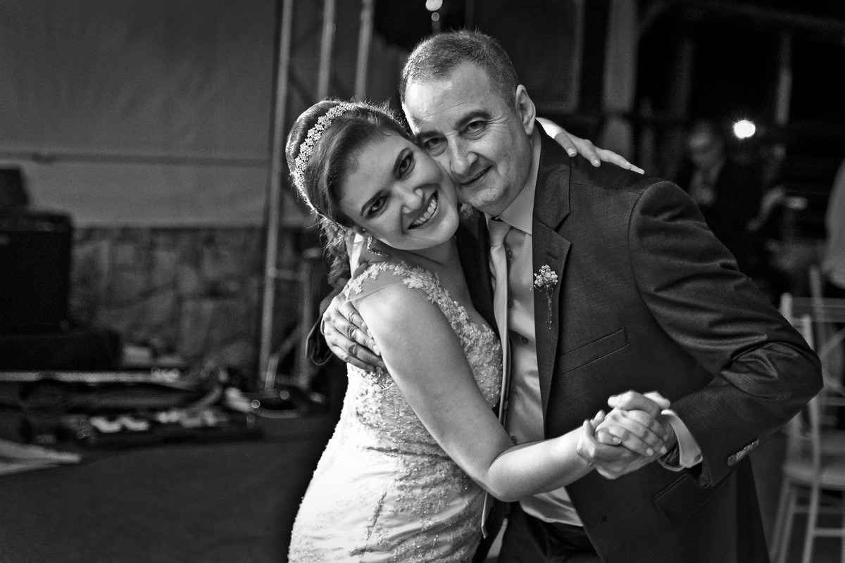Djenifer e seu pai aproveitando a pista de dança. Fotografia de Eduardo Pasqualini, fotógrafo de casamentos e ensaios em Rio do Sul, Santa Catarina.