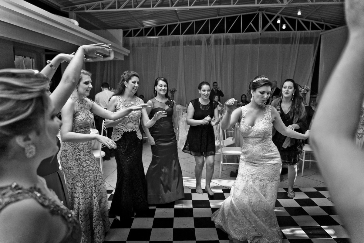 Só as meninas na dancinha da noiva. Fotografia de Eduardo Pasqualini, fotógrafo de casamentos e ensaios em Rio do Sul, Santa Catarina.