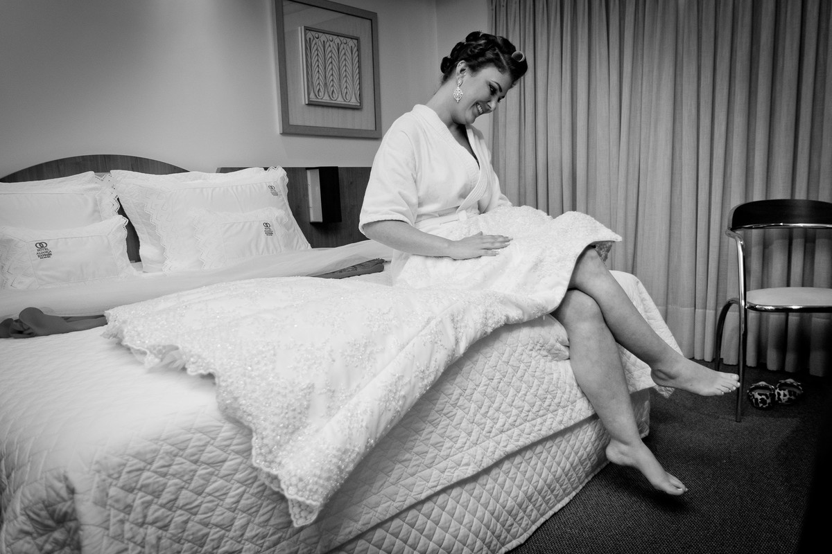 Carinho com o Vestido da noiva. Fotografia de Eduardo Pasqualini, fotógrafo de casamentos e ensaios em Rio do Sul, Santa Catarina.