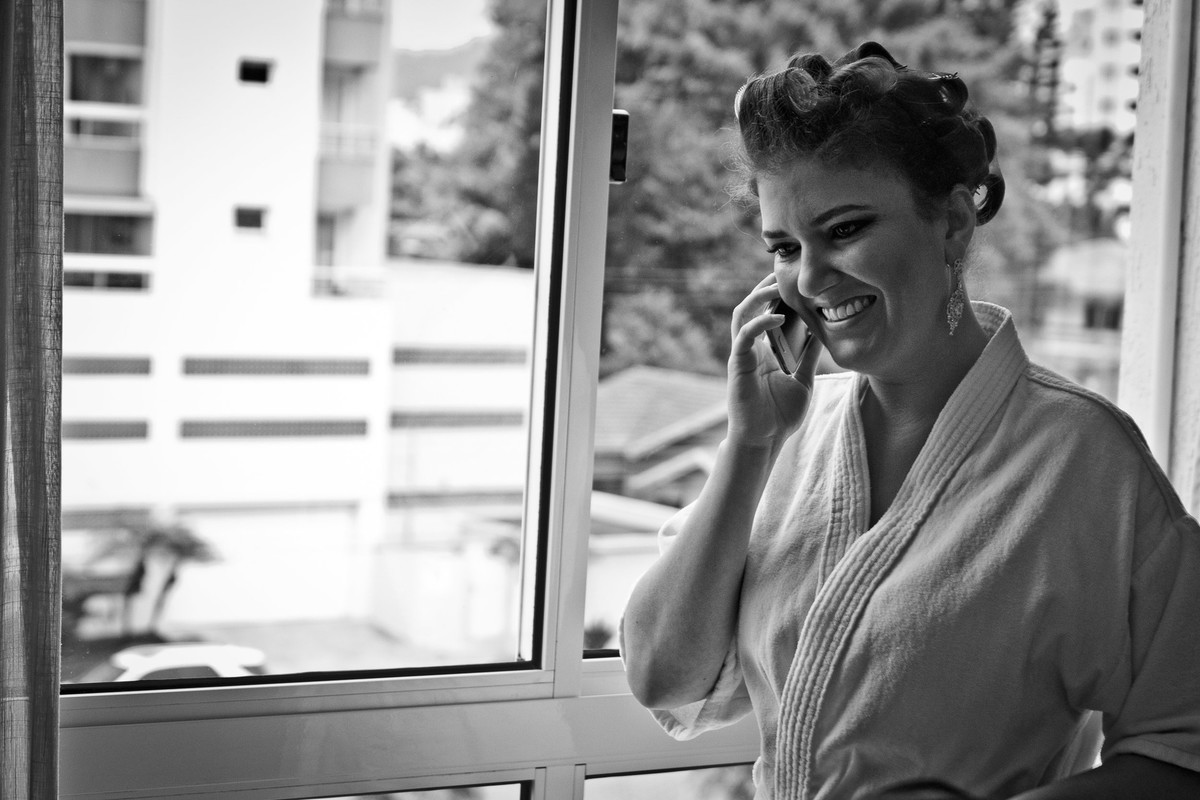 Falando com as amigas. Noiva Djenifer. Fotografia de Eduardo Pasqualini, fotógrafo de casamentos e ensaios em Rio do Sul, Santa Catarina.