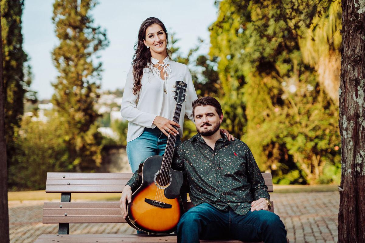 Enquanto a música tocar, o amor existirá. Ensaio pre-casamento, pre-wedding, Graciela Eger e Sergio Tholl. Igreja Luterana. Fotografia de Eduardo Pasqualini, fotógrafo de casamento, família e ensaios em Rio do Sul, Santa Catarina.
