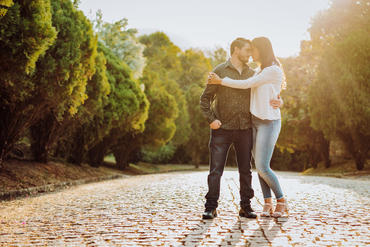 Quentes como o sol. Ensaio pre-casamento, pre-wedding, Graciela Eger e Sergio Tholl. Igreja Luterana. Fotografia de Eduardo Pasqualini, fotógrafo de casamento, família e ensaios em Rio do Sul, Santa Catarina.
