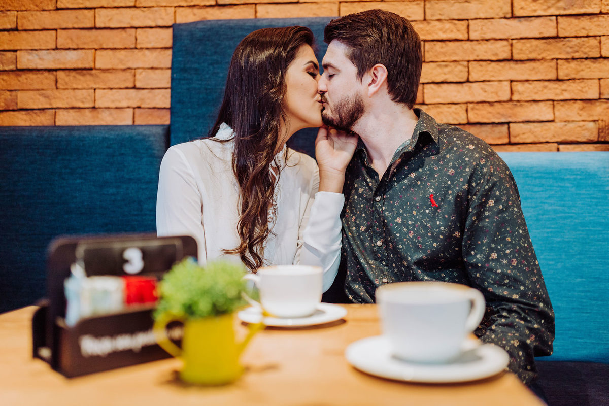 Beijinho. Ensaio pre-casamento, pre-wedding, Graciela Eger e Sergio Tholl. Igreja Luterana. Fotografia de Eduardo Pasqualini, fotógrafo de casamento, família e ensaios em Rio do Sul, Santa Catarina.