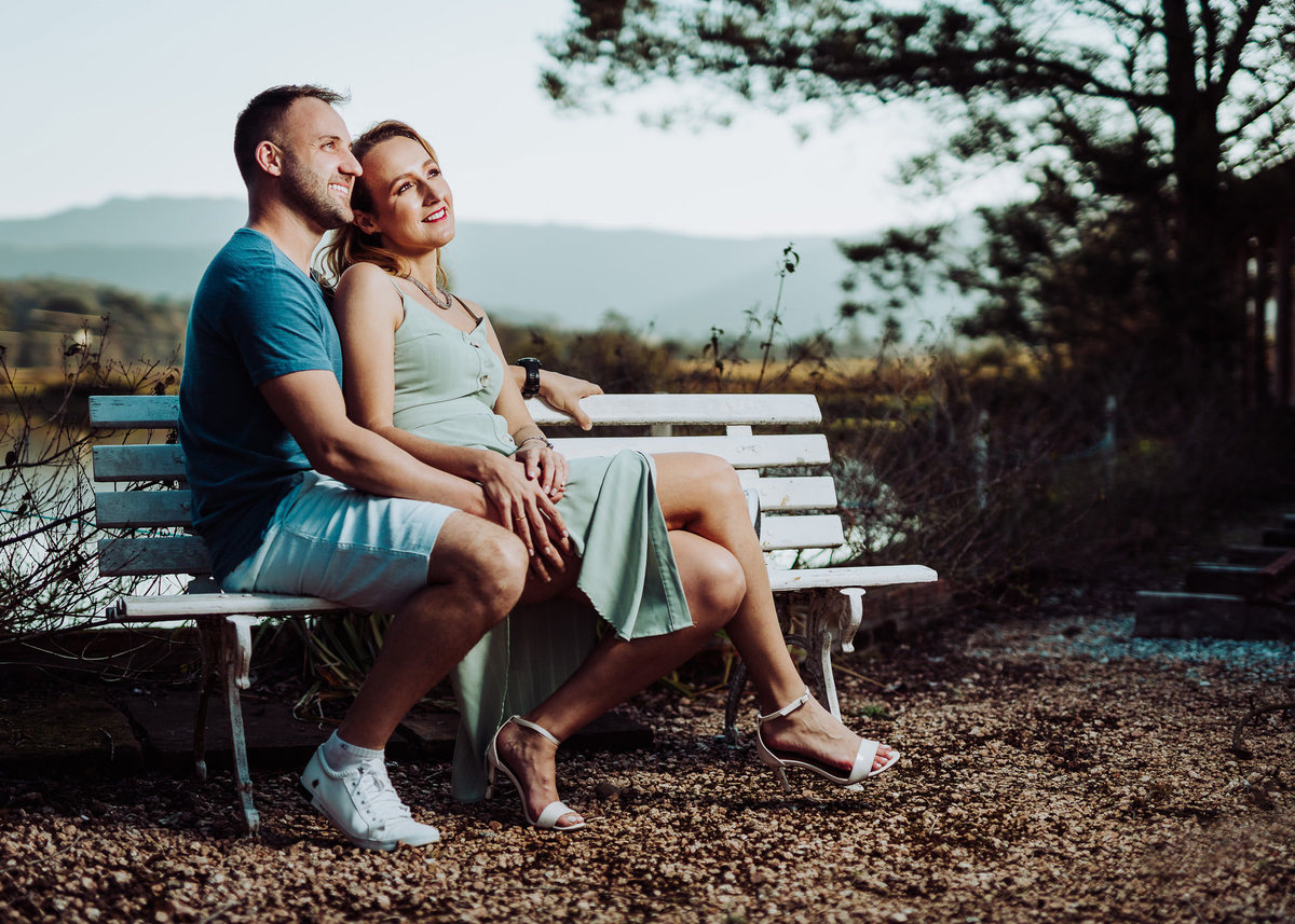 Um banquinho e uma história. Pré-casamento Tatiane e Anderson. Santo António de Lisboa, SC. Fotografia de Eduardo Pasqualini, fotógrafo de casamento, família e ensaios em Rio do Sul, Santa Catarina.