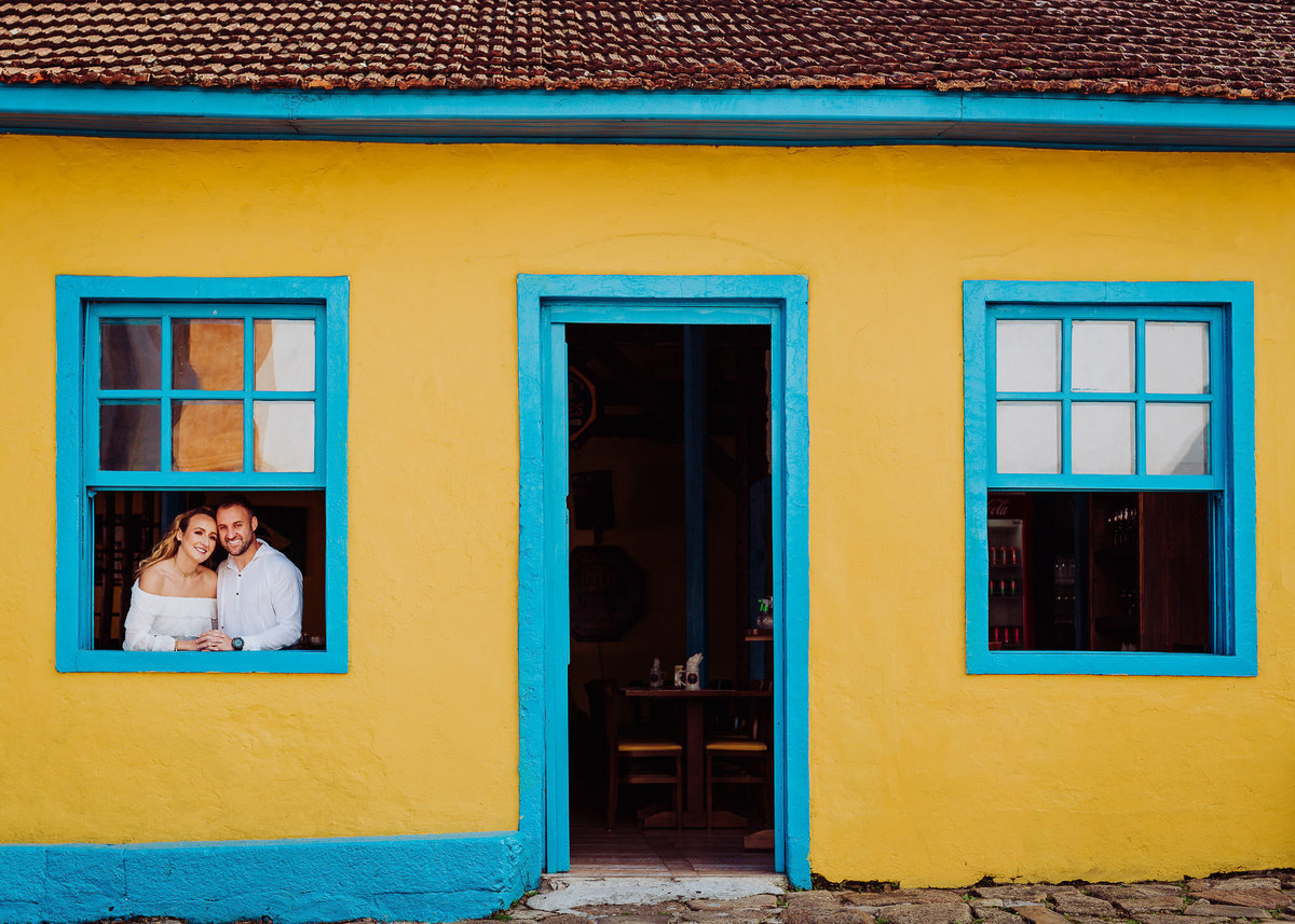 Amarelo e azul. Pré-casamento Tatiane e Anderson. Santo António de Lisboa, SC. Fotografia de Eduardo Pasqualini, fotógrafo de casamento, família e ensaios em Rio do Sul, Santa Catarina.