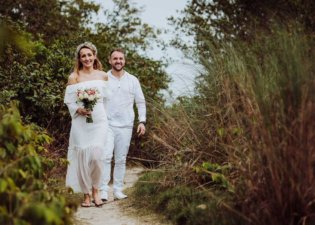 Caminho na areia. Pré-casamento Tatiane e Anderson. Santo António de Lisboa, SC. Fotografia de Eduardo Pasqualini, fotógrafo de casamento, família e ensaios em Rio do Sul, Santa Catarina.
