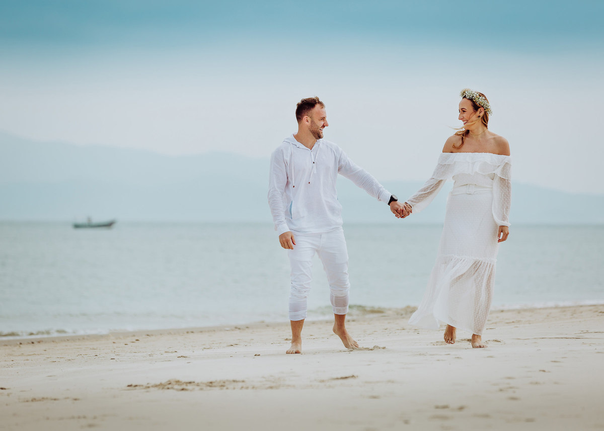 Caminhando na praia. Pré-casamento Tatiane e Anderson. Santo António de Lisboa, SC. Fotografia de Eduardo Pasqualini, fotógrafo de casamento, família e ensaios em Rio do Sul, Santa Catarina.