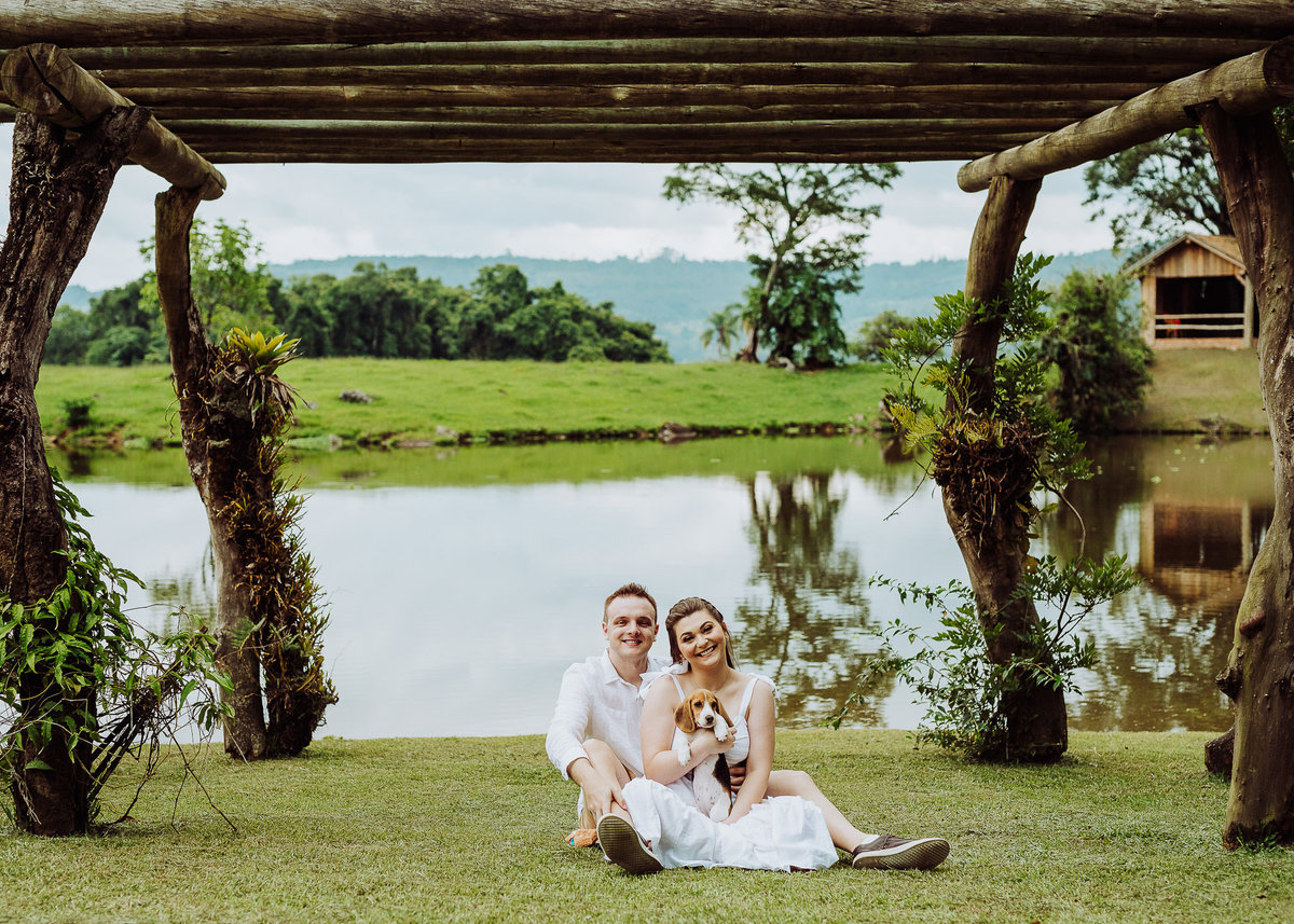 Casal e seu Beagle. Ensaio Pré-casamento Bianca e Tiago. Rancho Halla's em Taió. Fotografia de Eduardo Pasqualini, fotógrafo de casamento, família e ensaios em Rio do Sul, Santa Catarina.