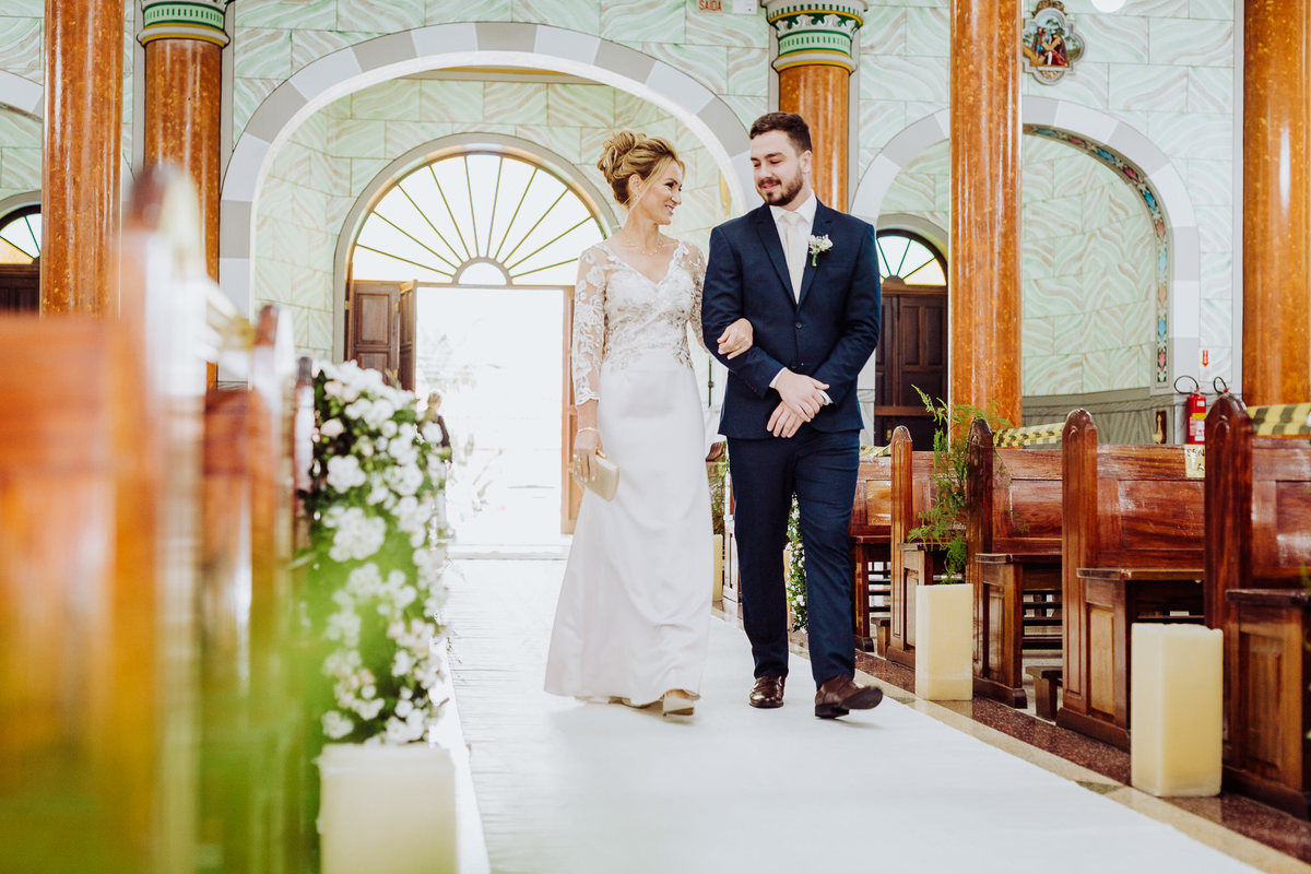 Mãe do noivo. Casamento Giovanna e Nelso. Catedral São João Batista. Fotografia de Eduardo Pasqualini, fotógrafo de casamento, família e ensaios em Rio do Sul, Santa Catarina.