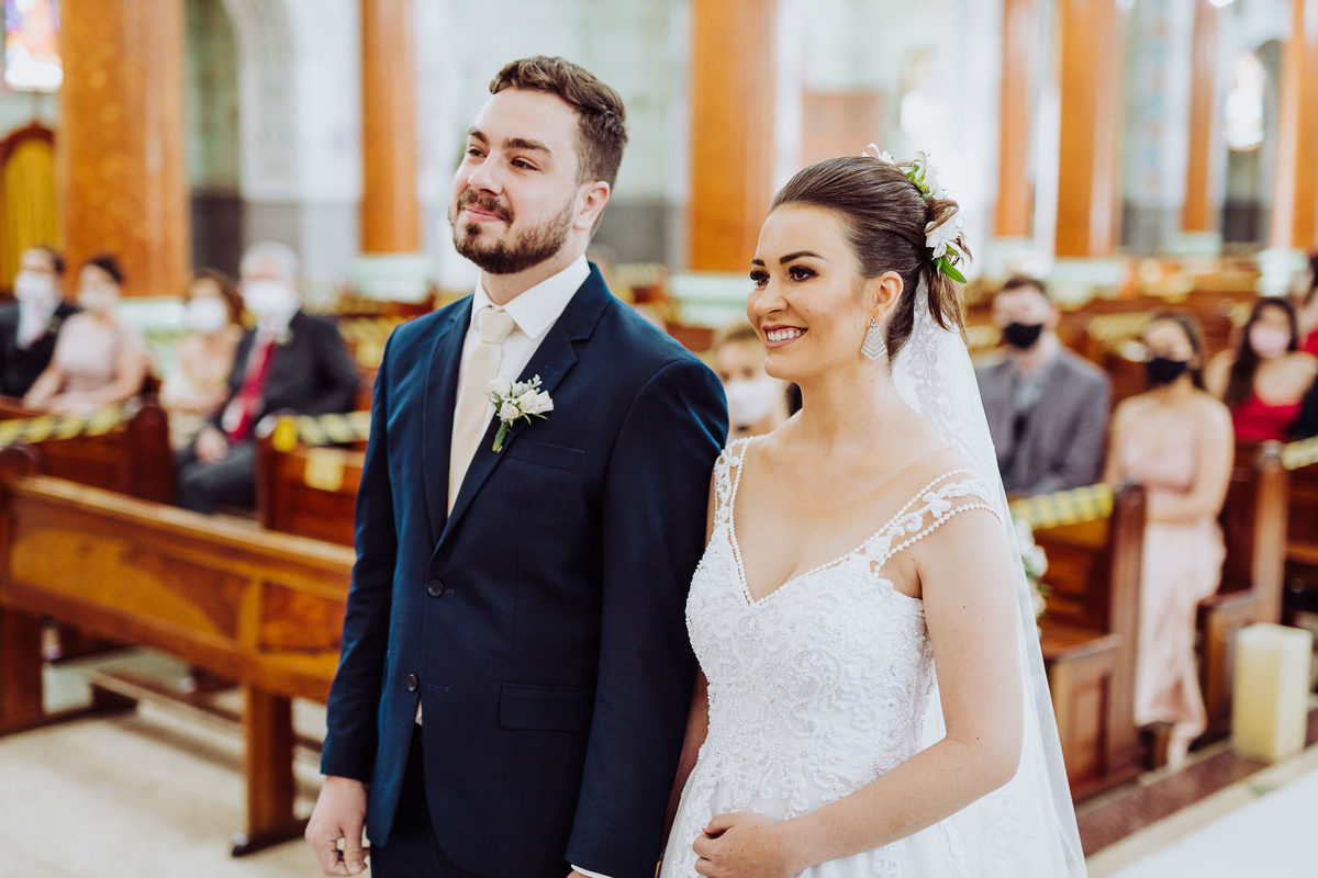 Recebendo a palavra. Casamento Giovanna e Nelso. Catedral São João Batista. Fotografia de Eduardo Pasqualini, fotógrafo de casamento, família e ensaios em Rio do Sul, Santa Catarina.