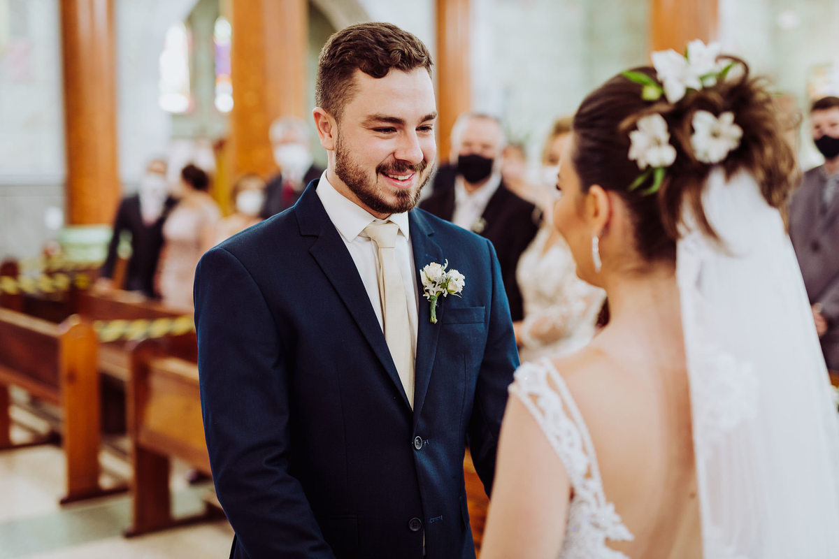 Ele, o noivo. Casamento Giovanna e Nelso. Catedral São João Batista. Fotografia de Eduardo Pasqualini, fotógrafo de casamento, família e ensaios em Rio do Sul, Santa Catarina.