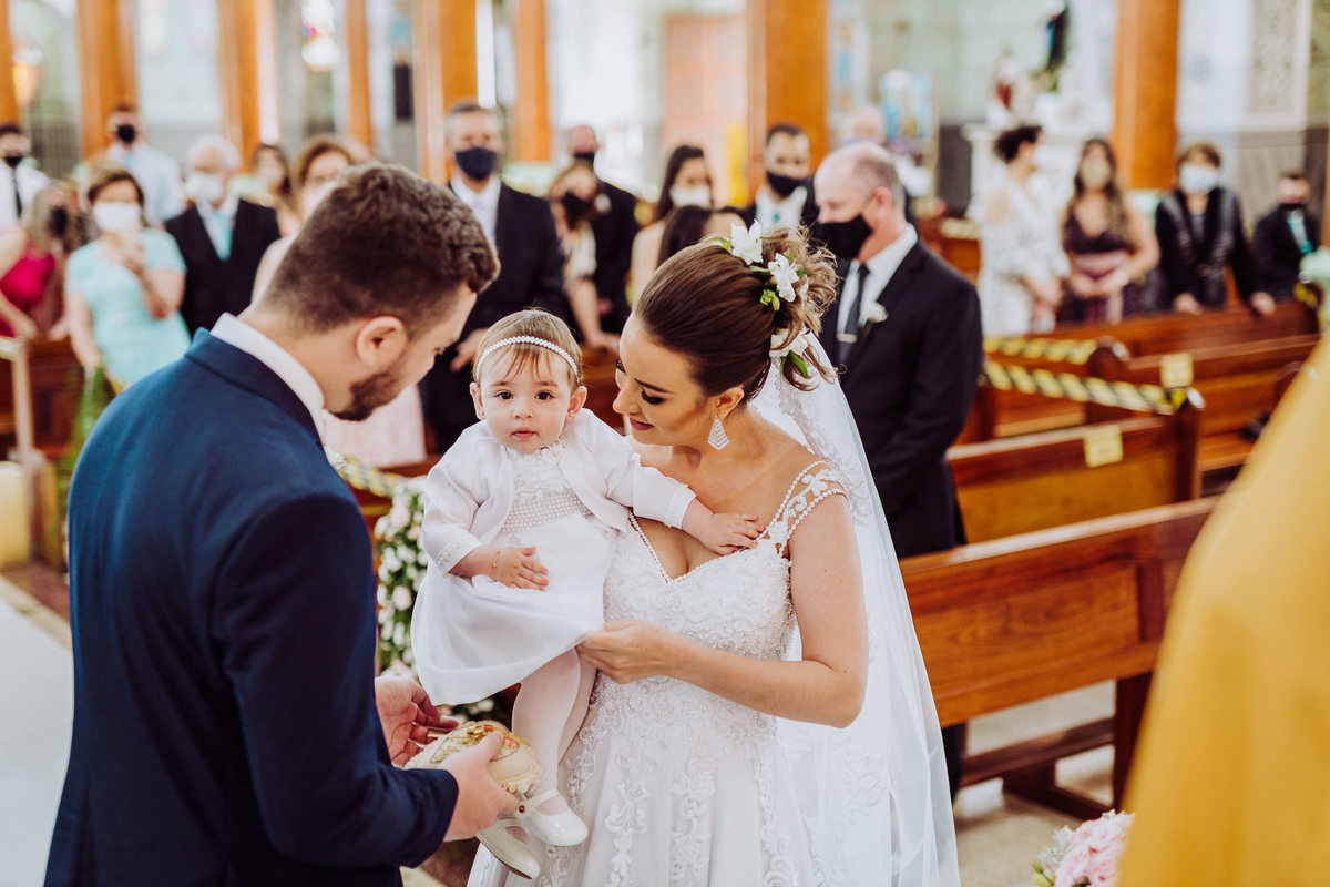 A linda Helena. Casamento Giovanna e Nelso. Catedral São João Batista. Fotografia de Eduardo Pasqualini, fotógrafo de casamento, família e ensaios em Rio do Sul, Santa Catarina.