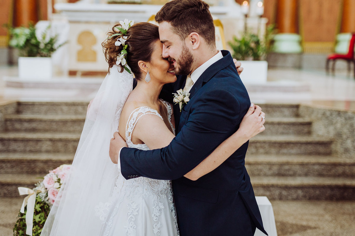 Casal carinhoso. Casamento Giovanna e Nelso. Catedral São João Batista. Fotografia de Eduardo Pasqualini, fotógrafo de casamento, família e ensaios em Rio do Sul, Santa Catarina.