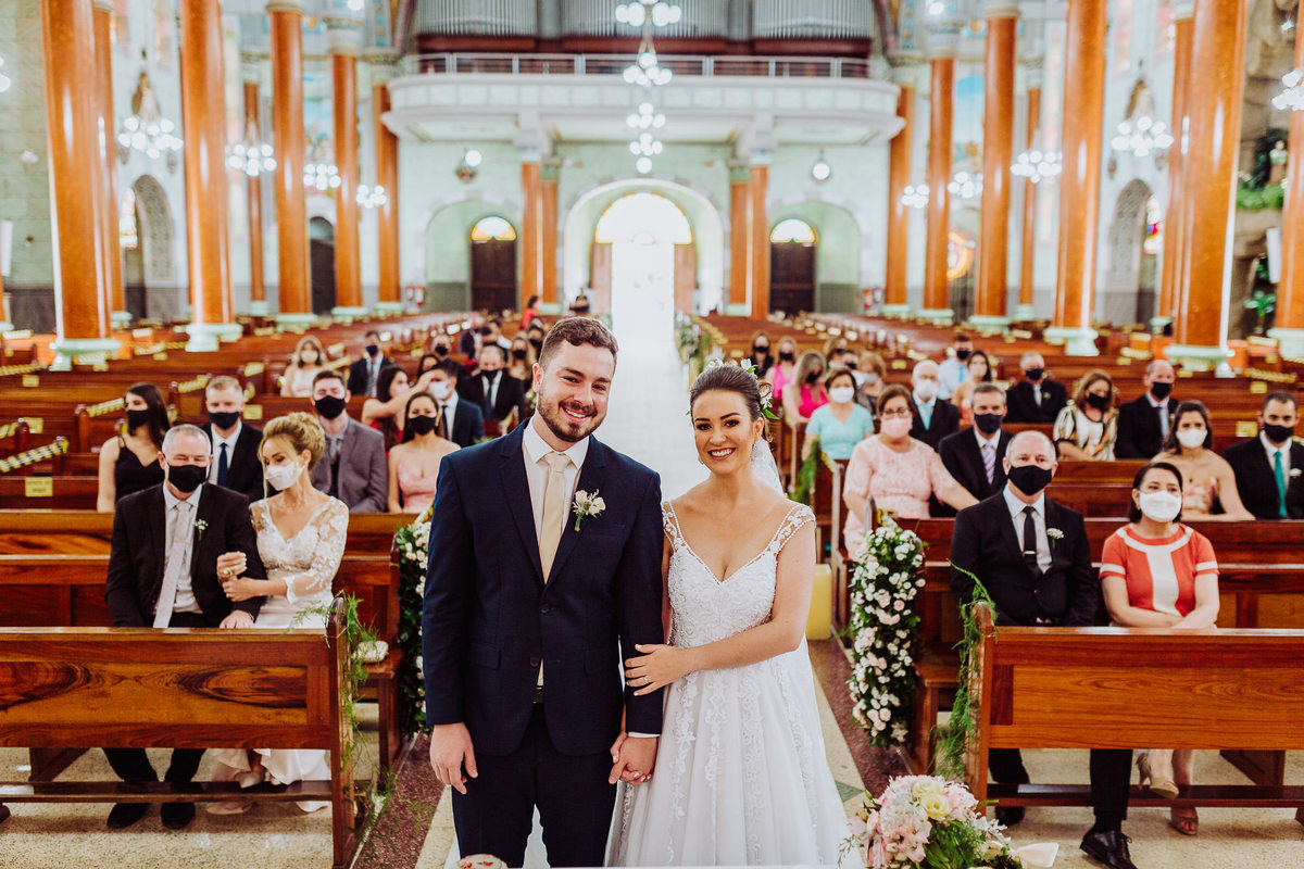 Casal na igreja. Casamento Giovanna e Nelso. Catedral São João Batista. Fotografia de Eduardo Pasqualini, fotógrafo de casamento, família e ensaios em Rio do Sul, Santa Catarina.
