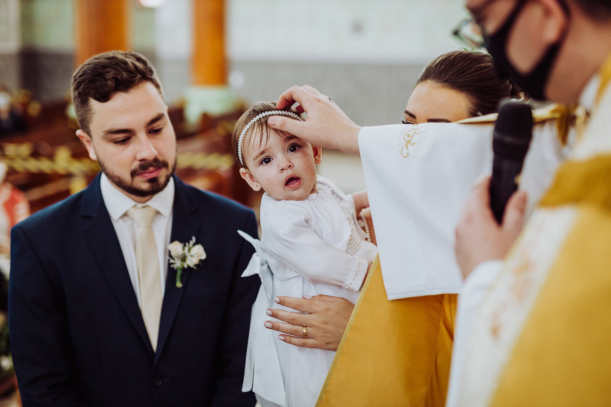 Batizando a Helena. Casamento Giovanna e Nelso. Catedral São João Batista. Fotografia de Eduardo Pasqualini, fotógrafo de casamento, família e ensaios em Rio do Sul, Santa Catarina.