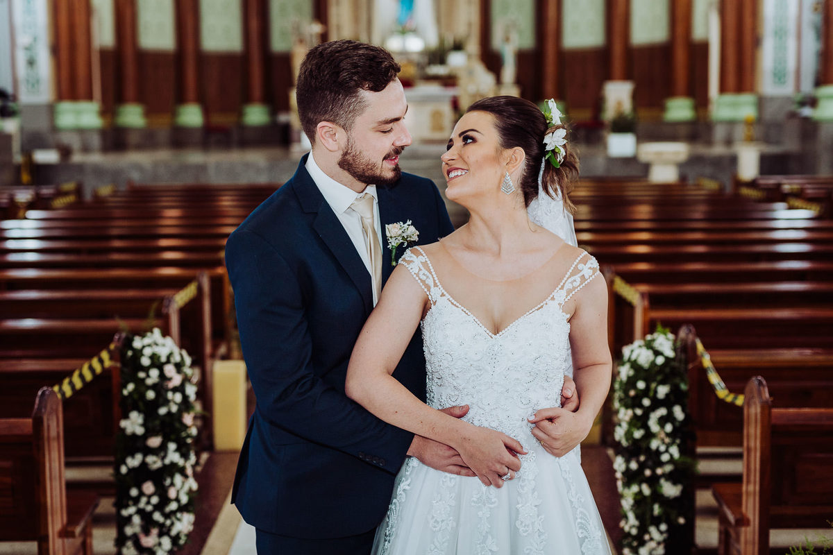 Ele e ela. Casamento Giovanna e Nelso. Catedral São João Batista. Fotografia de Eduardo Pasqualini, fotógrafo de casamento, família e ensaios em Rio do Sul, Santa Catarina.