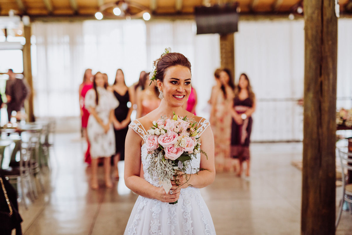 Buquê. Casamento Giovanna e Nelso. Catedral São João Batista. Fotografia de Eduardo Pasqualini, fotógrafo de casamento, família e ensaios em Rio do Sul, Santa Catarina.