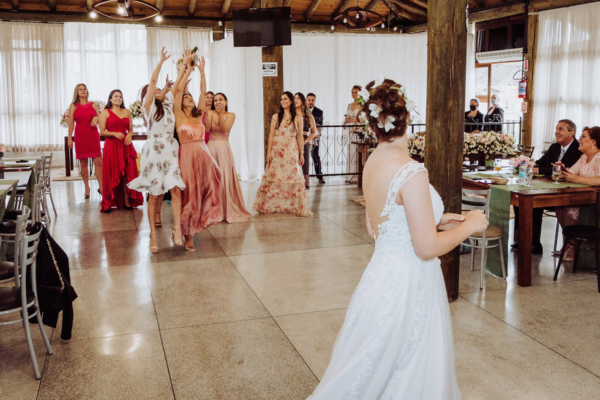 Pegaram o buquê. Casamento Giovanna e Nelso. Catedral São João Batista. Fotografia de Eduardo Pasqualini, fotógrafo de casamento, família e ensaios em Rio do Sul, Santa Catarina.