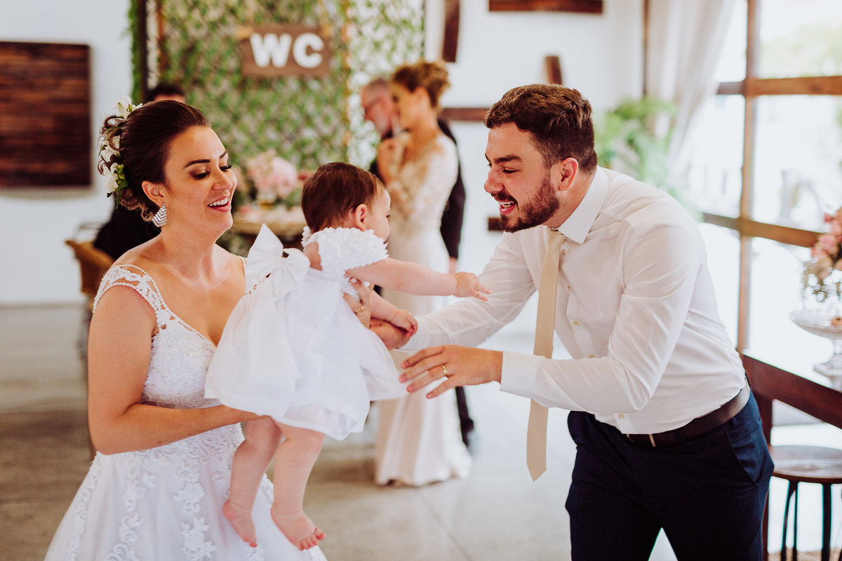 Dançando. Casamento Giovanna e Nelso. Catedral São João Batista. Fotografia de Eduardo Pasqualini, fotógrafo de casamento, família e ensaios em Rio do Sul, Santa Catarina.