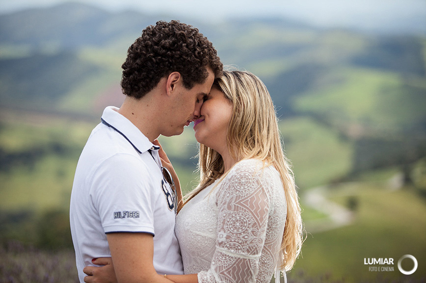 ensaio pré-wedding em campo de flores