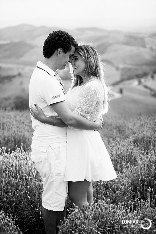 ensaio pré casamento em campo de flores
