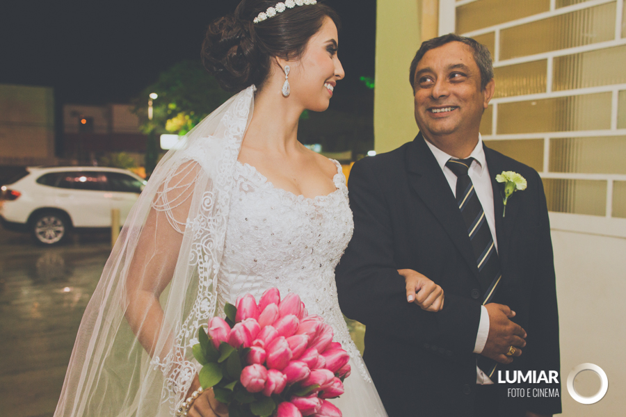 pai emocionado leva noiva ao altar