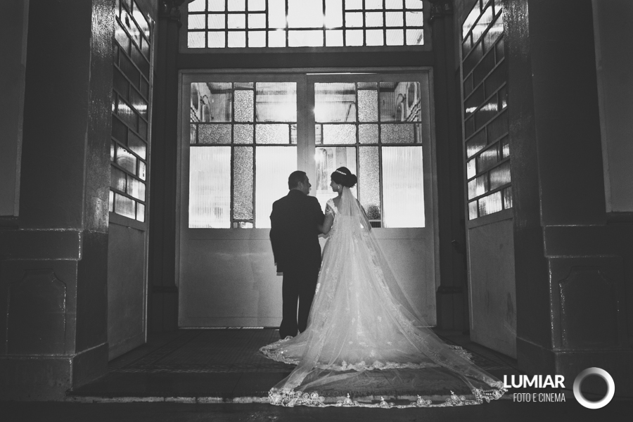 pai e filha na porta da igreja