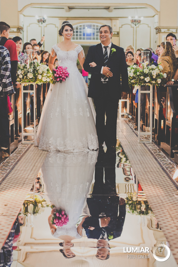 entrada da noiva emociona a todos