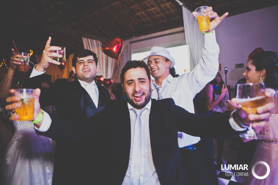 padrinhos ajudam na gravata do noivo