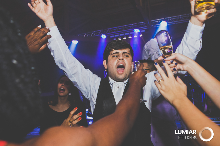 noivo vai a loucura na festa de casamento
