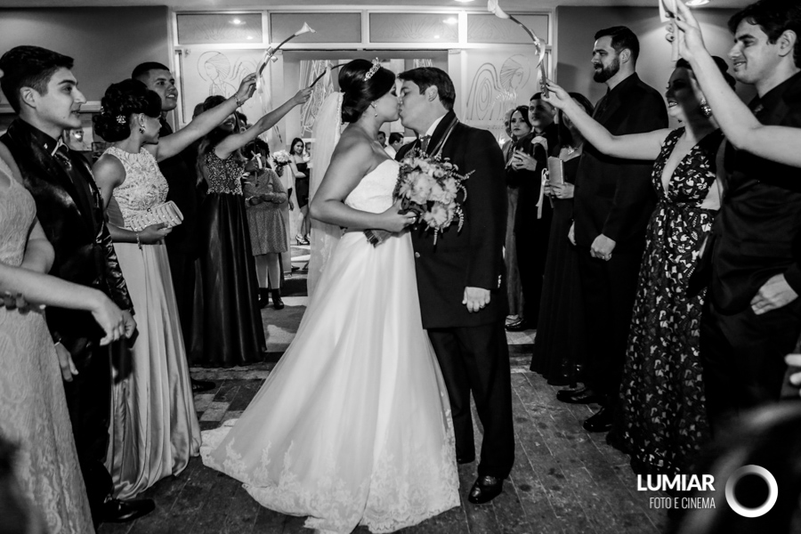 hora de comemorar o casamento junto de amigos e familiares