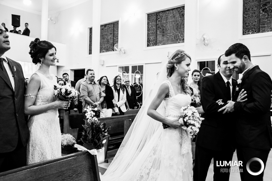 noivo recebe a noiva e benção do pai