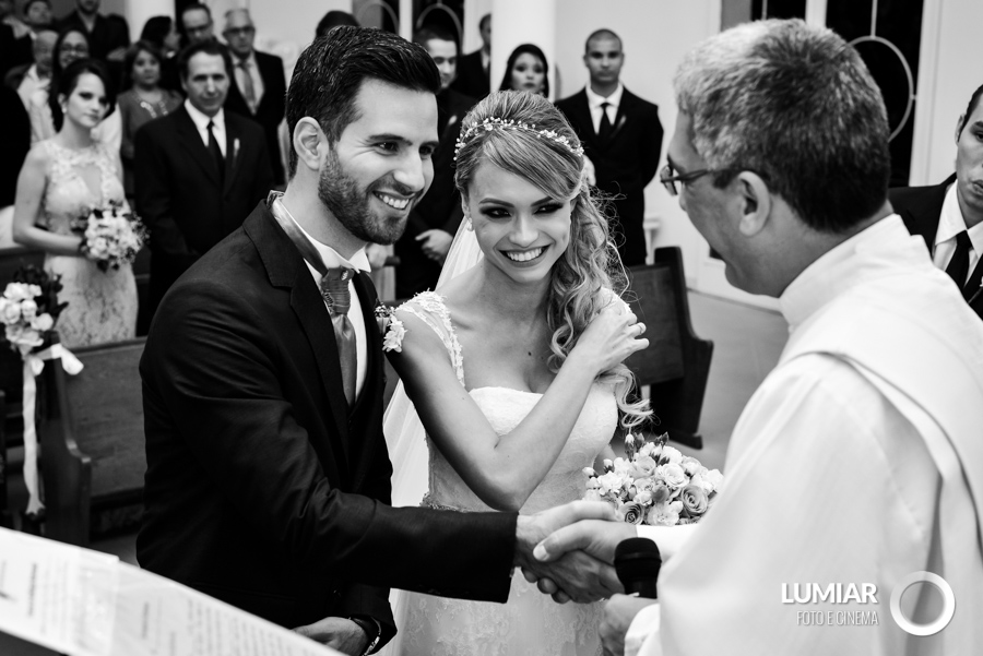 noivos chegam ao altar