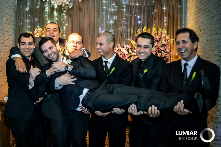 padrinhos se divertem com noivo