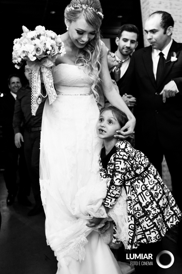 a cauda do vestido da noiva é muito longo!