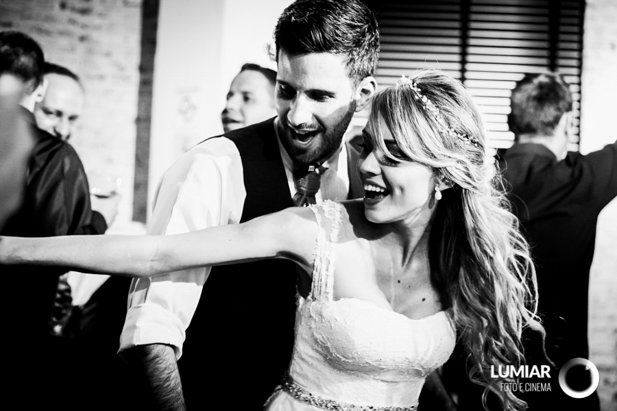 noivos dançam na festa