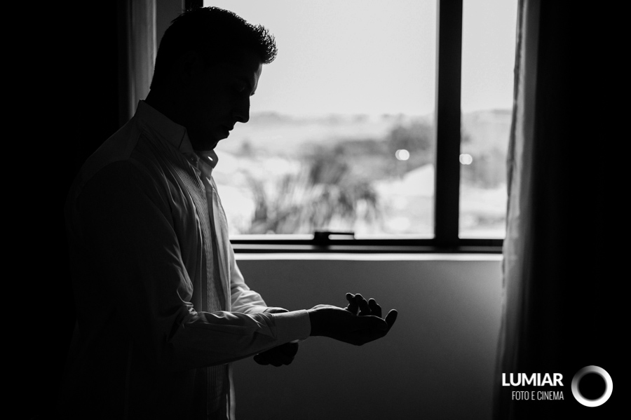 noivo se preparando para o casamento