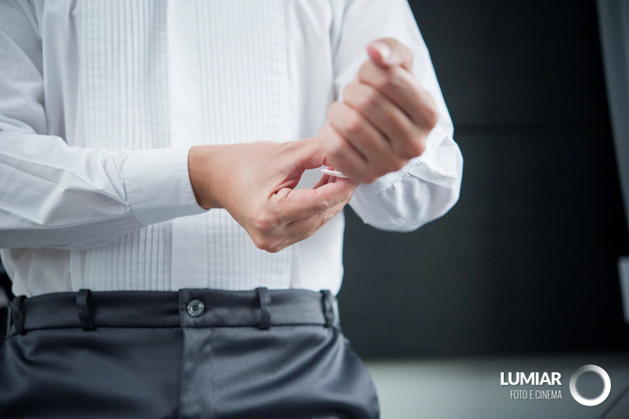 noivo se preparando para o casamento