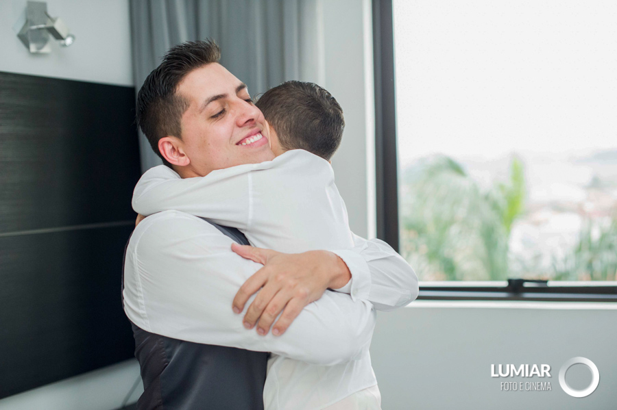 noivo se preparando para o casamento