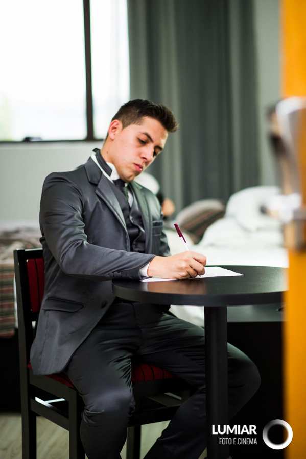 noivo escrevendo os votos do casamento